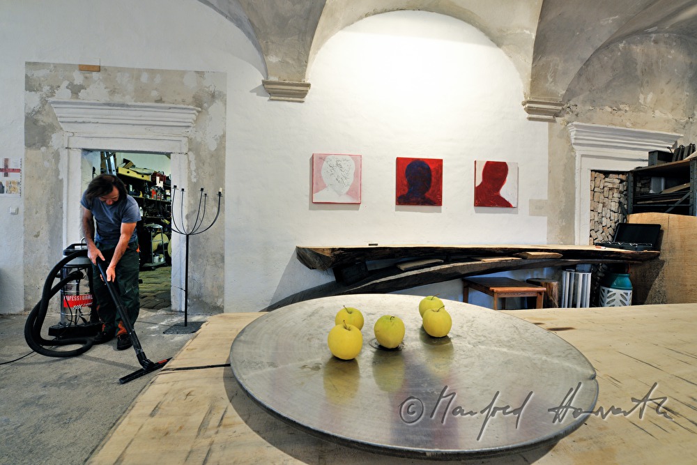 Bildhauer Johann Feilacher im Wohnzimmer beim Staubsaugen