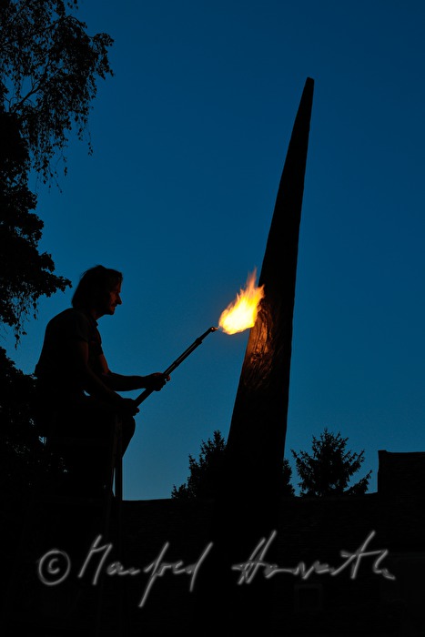 Bildhauer Johann Feilacher bearbeitet eine Skulptur