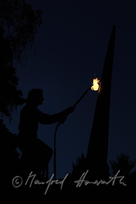 Bildhauer Johann Feilacher bearbeitet eine Skulptur