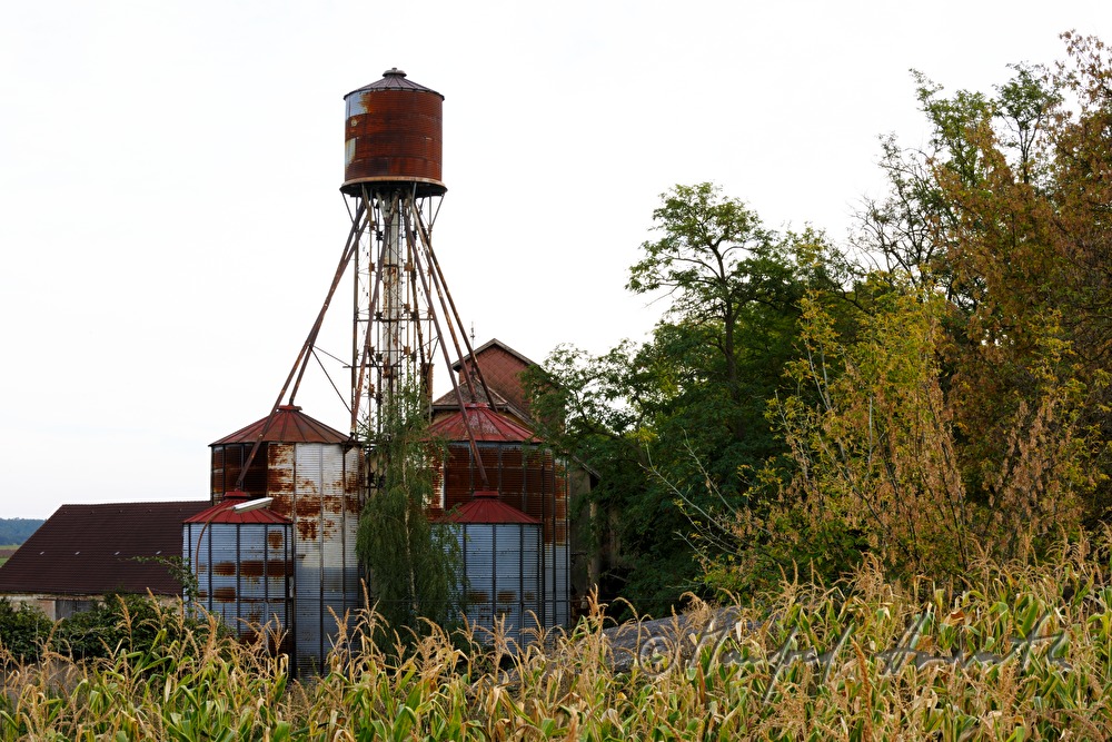 Bauernhof mit Silos aus Wellblech