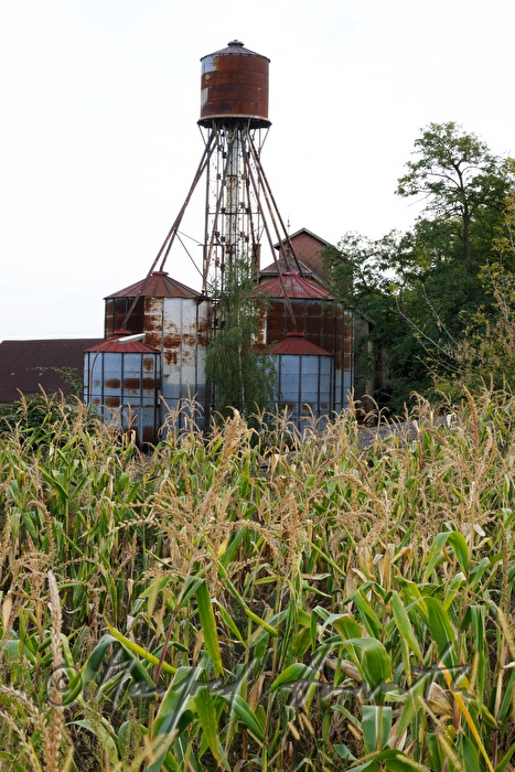 Bauernhof mit Silos aus Wellblech