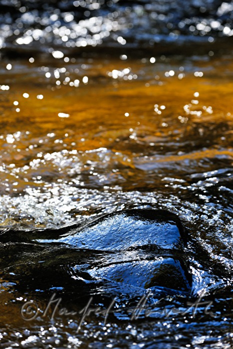 wasserumspülte Granitfindlinge im Flusslauf
