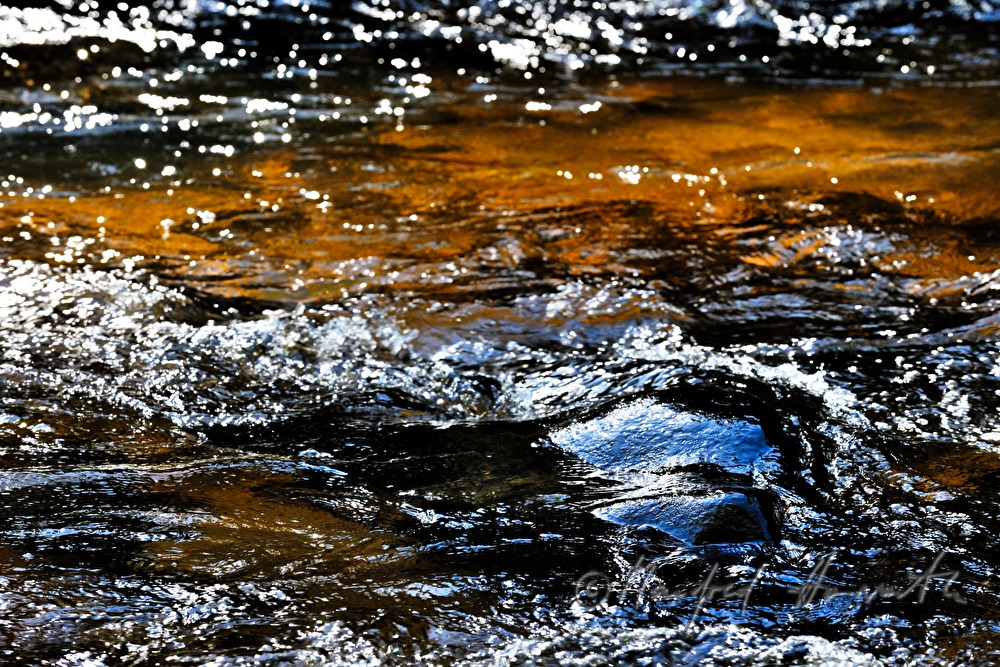 wasserumspülte Granitfindlinge im Flusslauf
