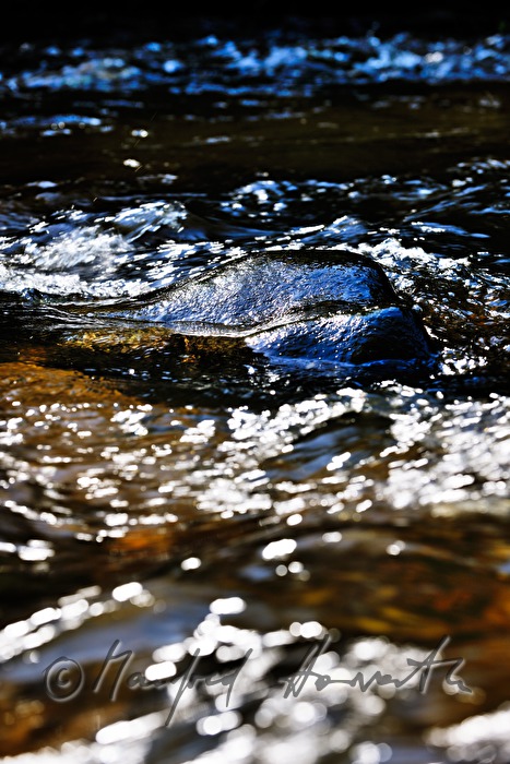 wasserumspülte Granitfindlinge im Flusslauf