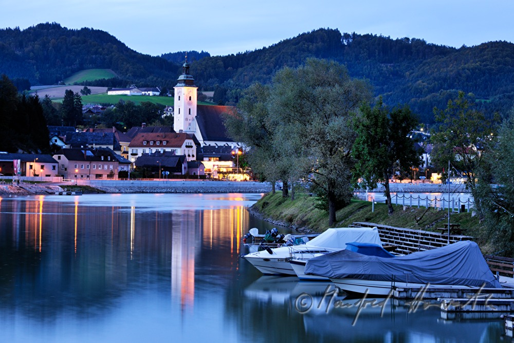 Donau-Schiffsanlegestelle und Blick auf den Ort