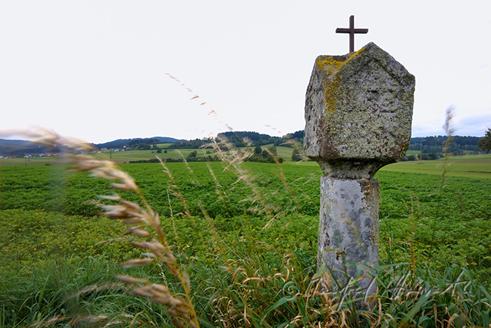 Materl aus Stein in einem Feld in der Nähe der Landstrasse
