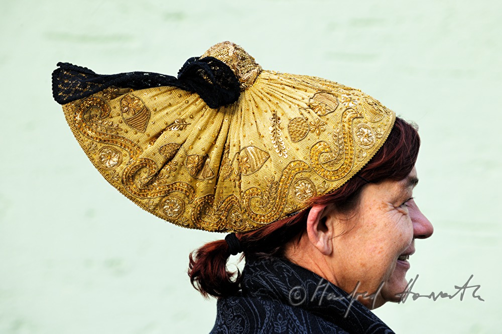Mühlviertler Frau in Tracht mit Goldhaube