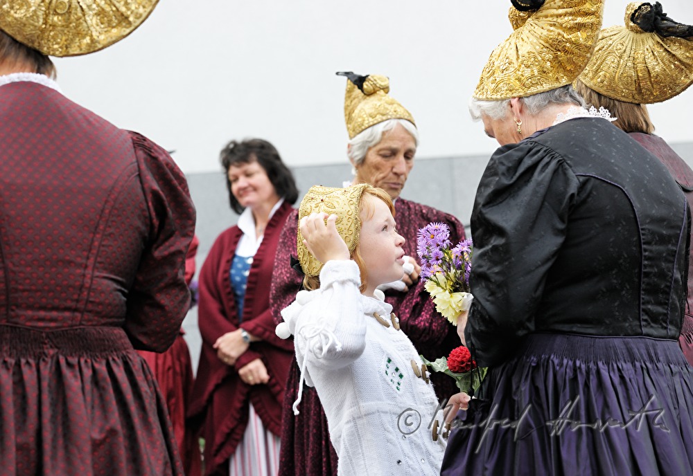 Mühlviertler Kind in Tracht mit Goldhaube