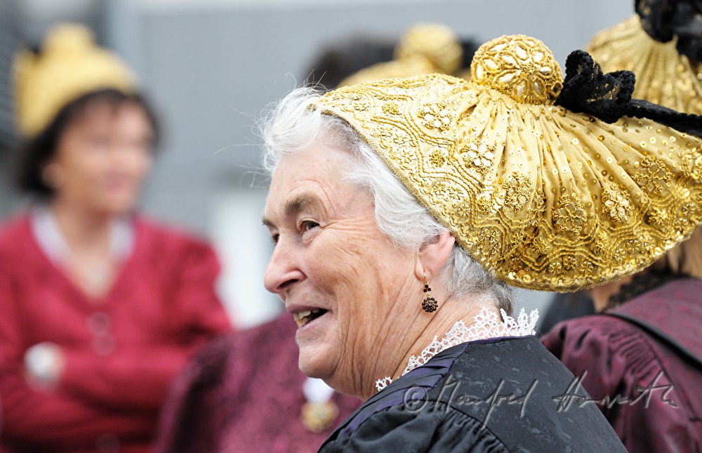 Mühlviertler Frau in Tracht mit Goldhaube