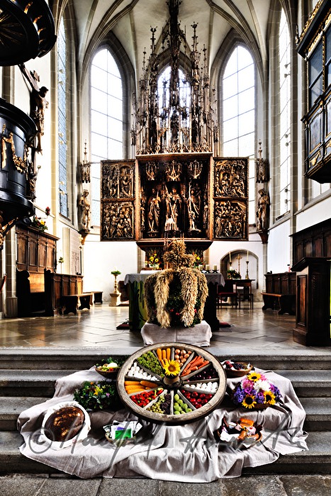 gotischer Flügelaltar und Erntedank-Gaben