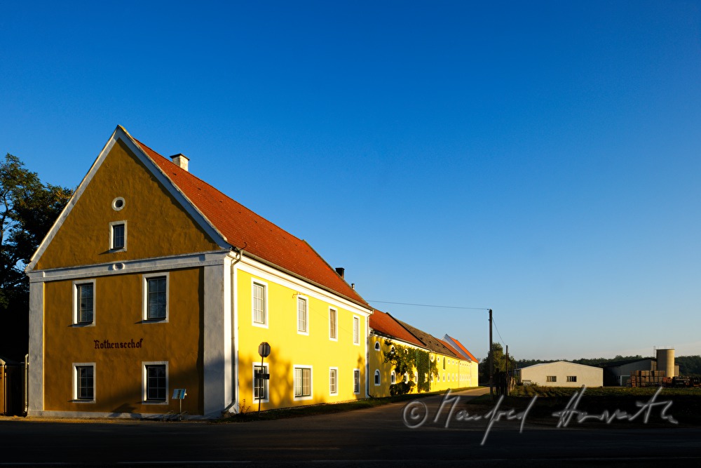 Hauptgebäude und Nebengebäude des Gutshofes