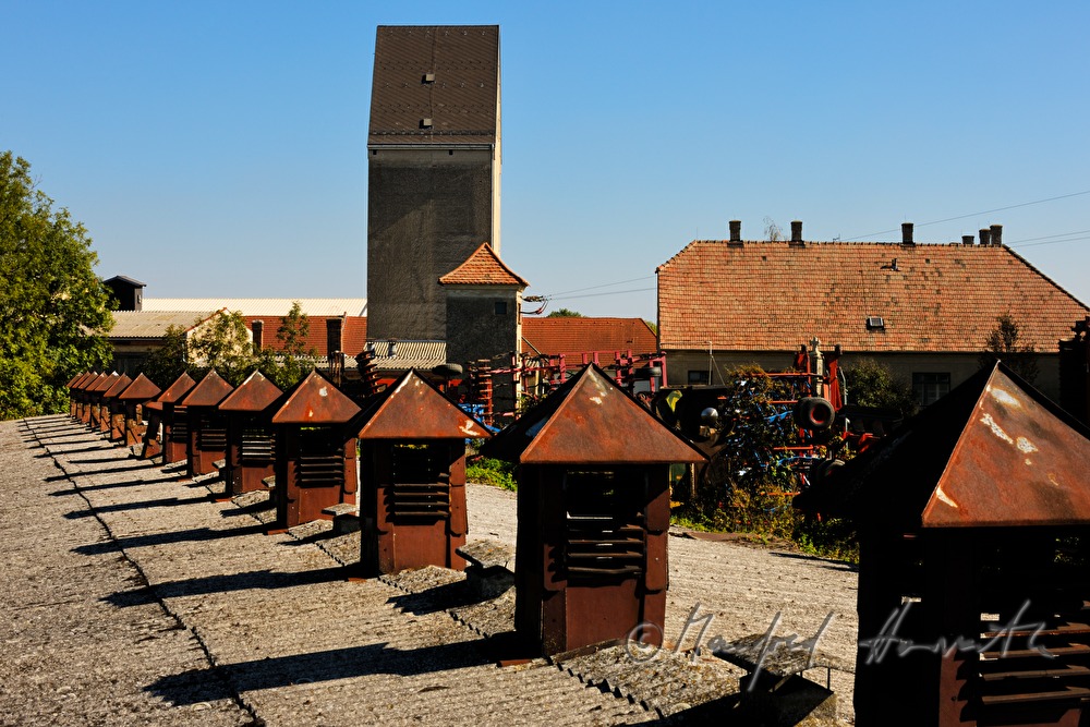 rostige Lüftungen auf einer Lagerhalle