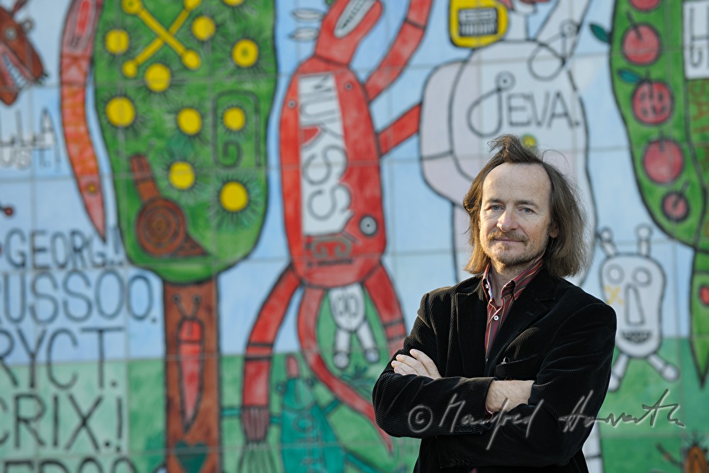 Direktor Johann Feilacher beim Eingang zum Museum