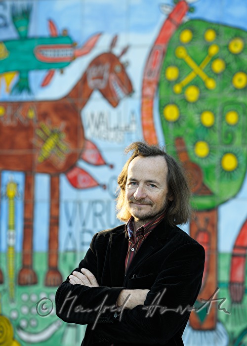 Direktor Johann Feilacher beim Eingang zum Museum