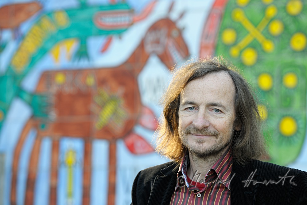Direktor Johann Feilacher beim Eingang zum Museum
