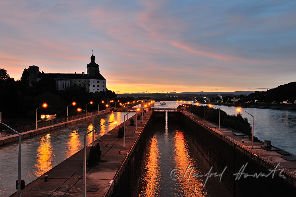 Schleuse des Flusskraftwerkes und Schloss Persenbeug