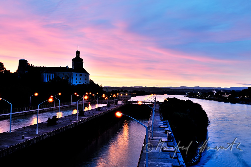 Schleuse des Flusskraftwerkes und Schloss Persenbeug