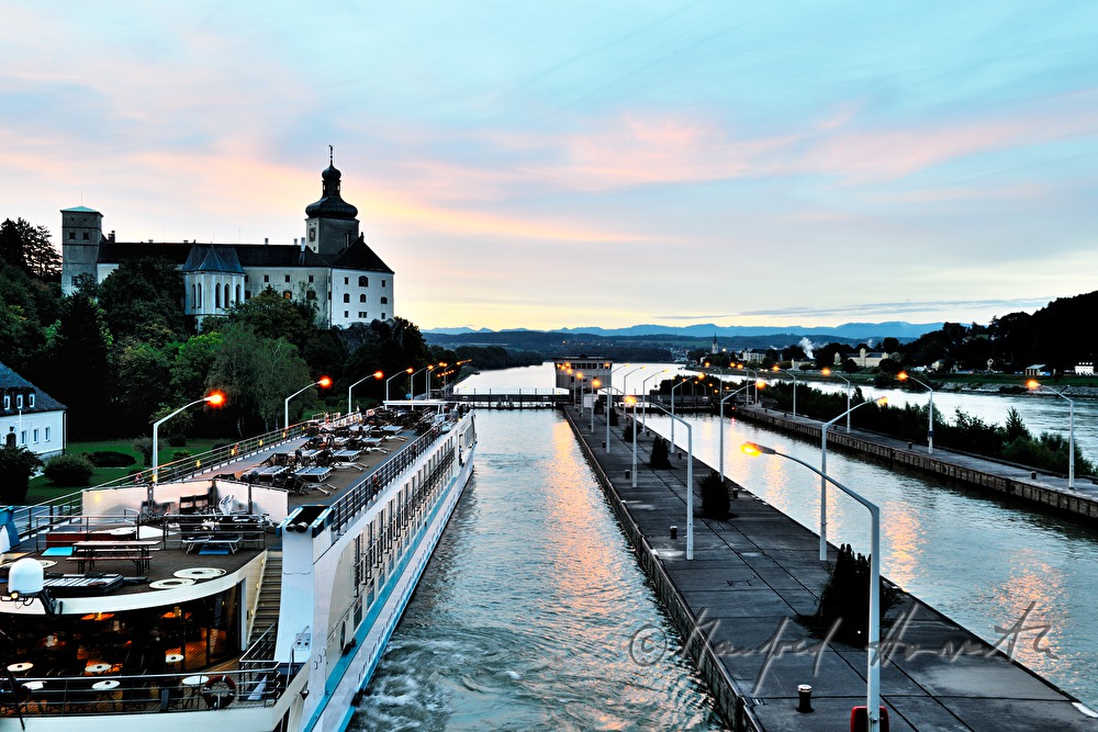 Schleuse des Flusskraftwerkes und Schloss Persenbeug
