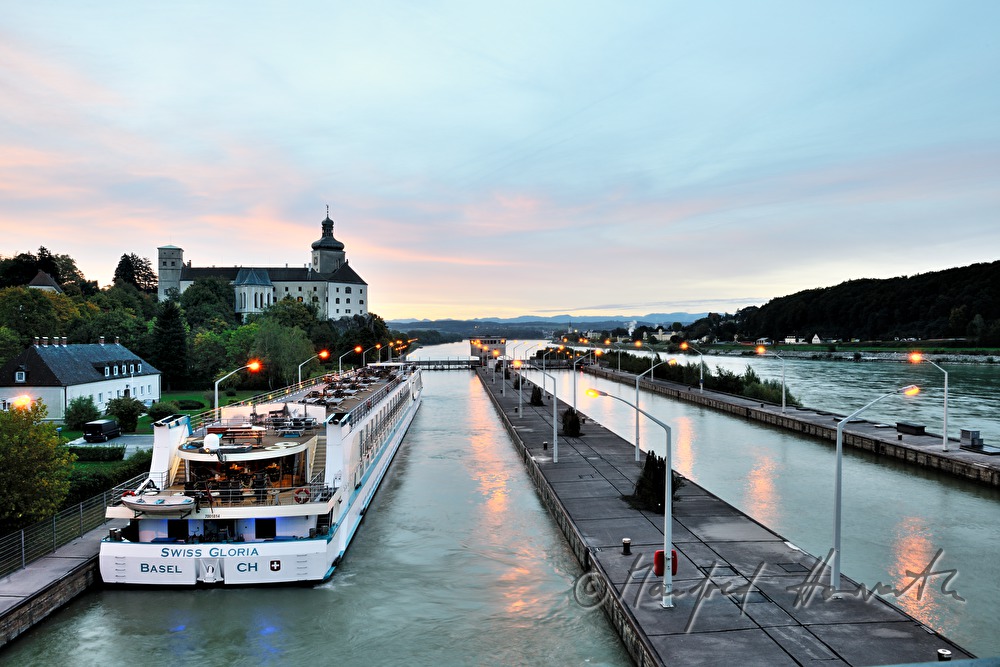 Schleuse des Flusskraftwerkes und Schloss Persenbeug