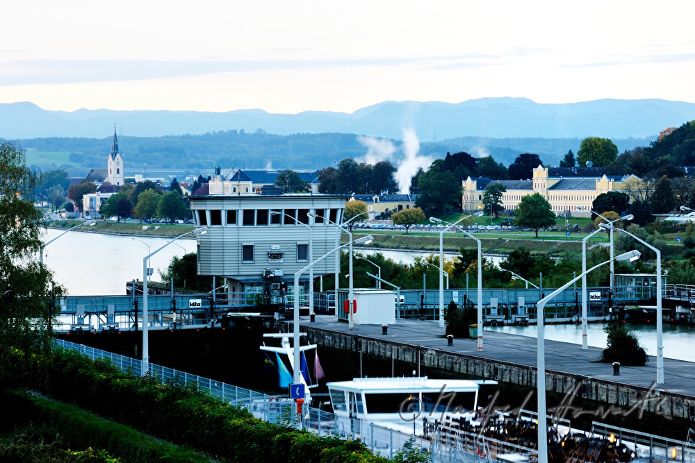 Staustufe des Flusskraftwerkes und Blick auf die Stadt Ybbs