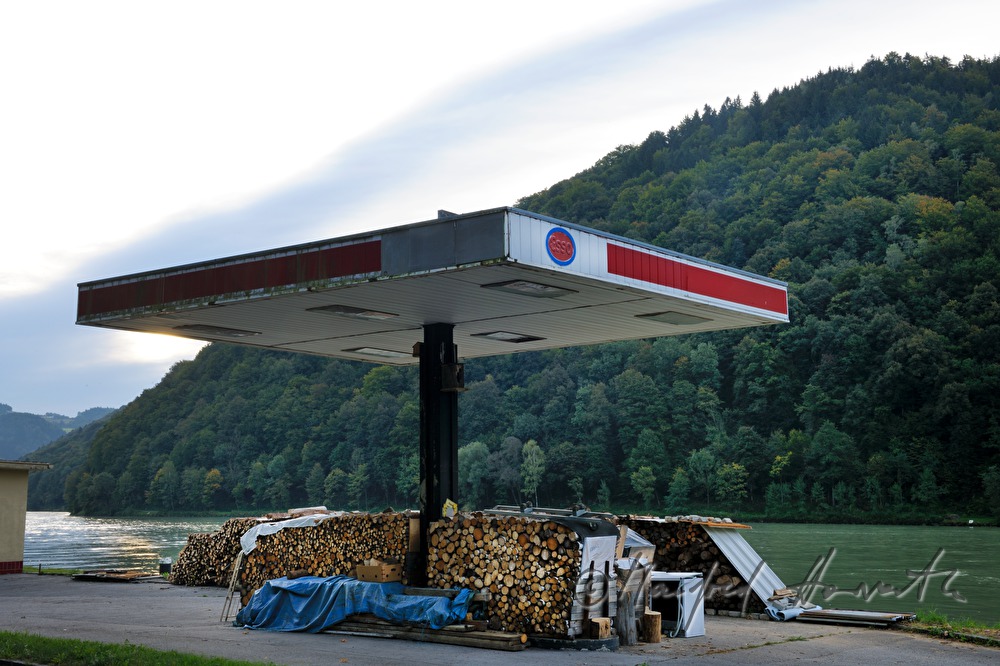 Brennholzverkauf an aufgelassener Tankstelle