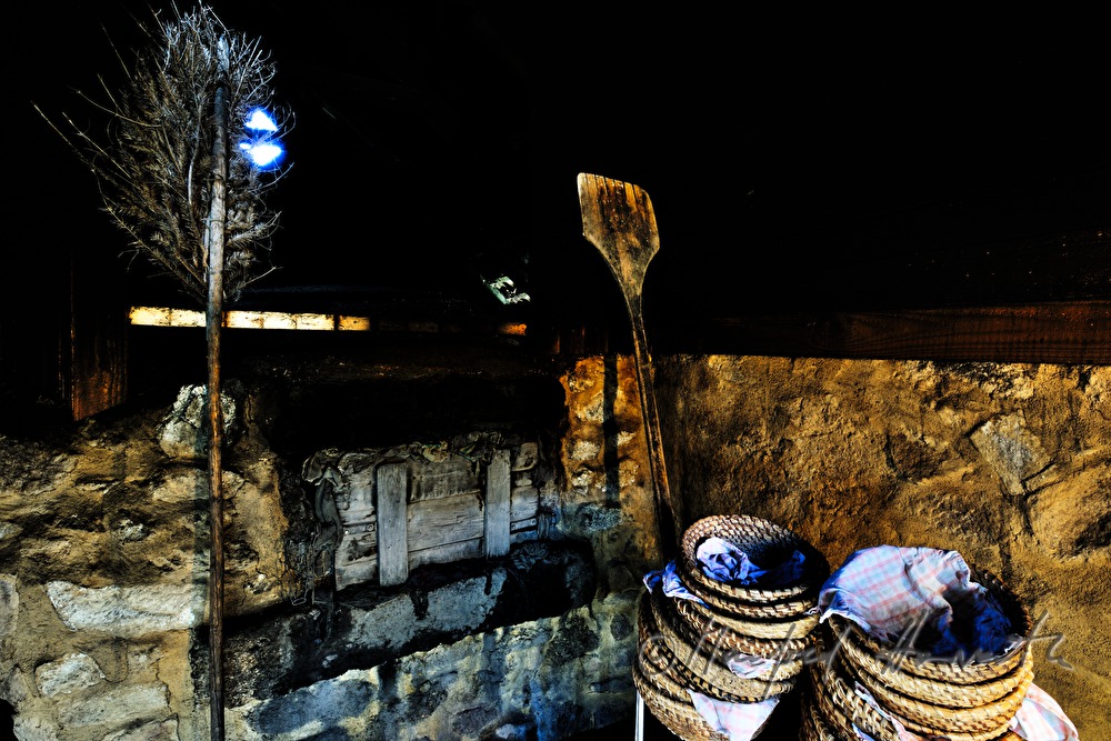 Backen von Holzofenbrot im feuerbetriebenen Backhaus