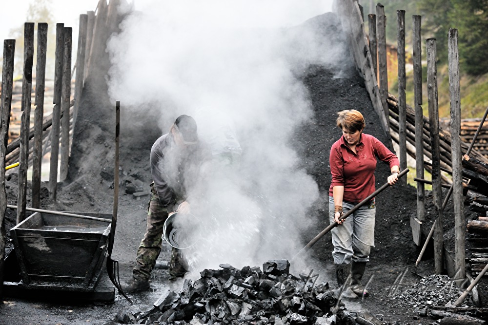 Holzkohleherstellung bei der Köhlerei Wieser