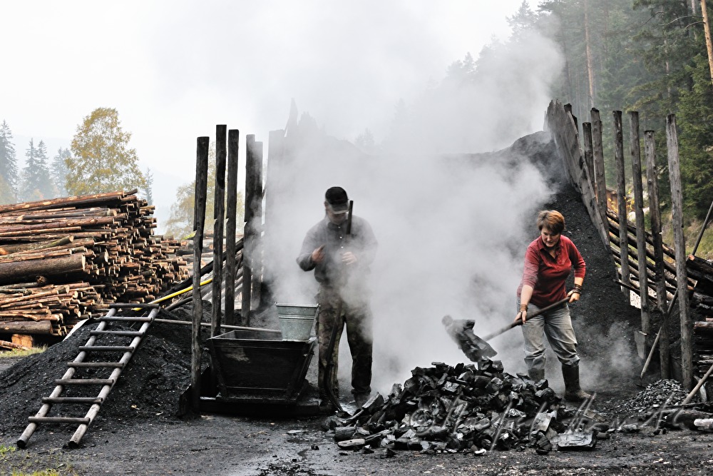 Holzkohleherstellung bei der Köhlerei Wieser