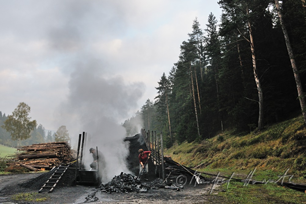 Holzkohleherstellung bei der Köhlerei Wieser