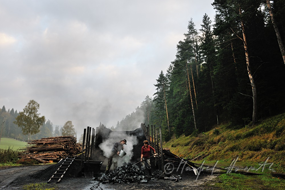 Holzkohleherstellung bei der Köhlerei Wieser