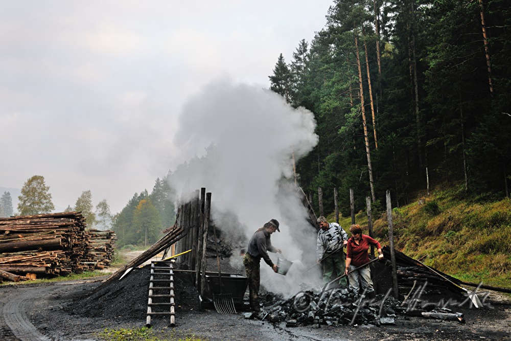 Holzkohleherstellung bei der Köhlerei Wieser