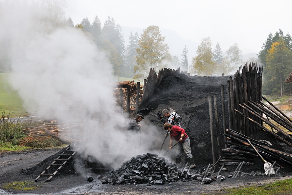 Holzkohleherstellung bei der Köhlerei Wieser
