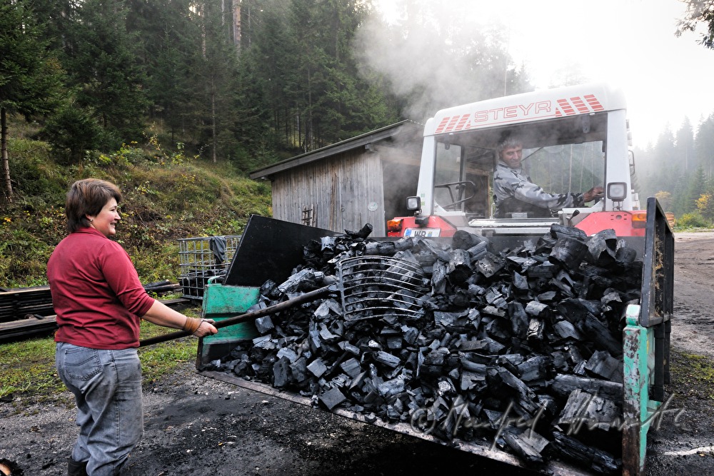 Holzkohleherstellung bei der Köhlerei Wieser