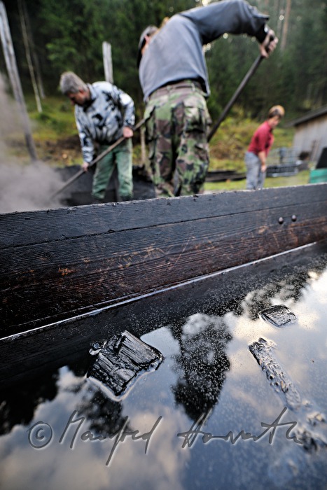 Holzkohleherstellung bei der Köhlerei Wieser