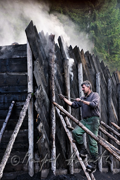 Holzkohleherstellung bei der Köhlerei Wieser
