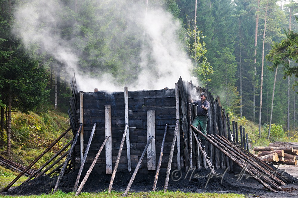 Holzkohleherstellung bei der Köhlerei Wieser