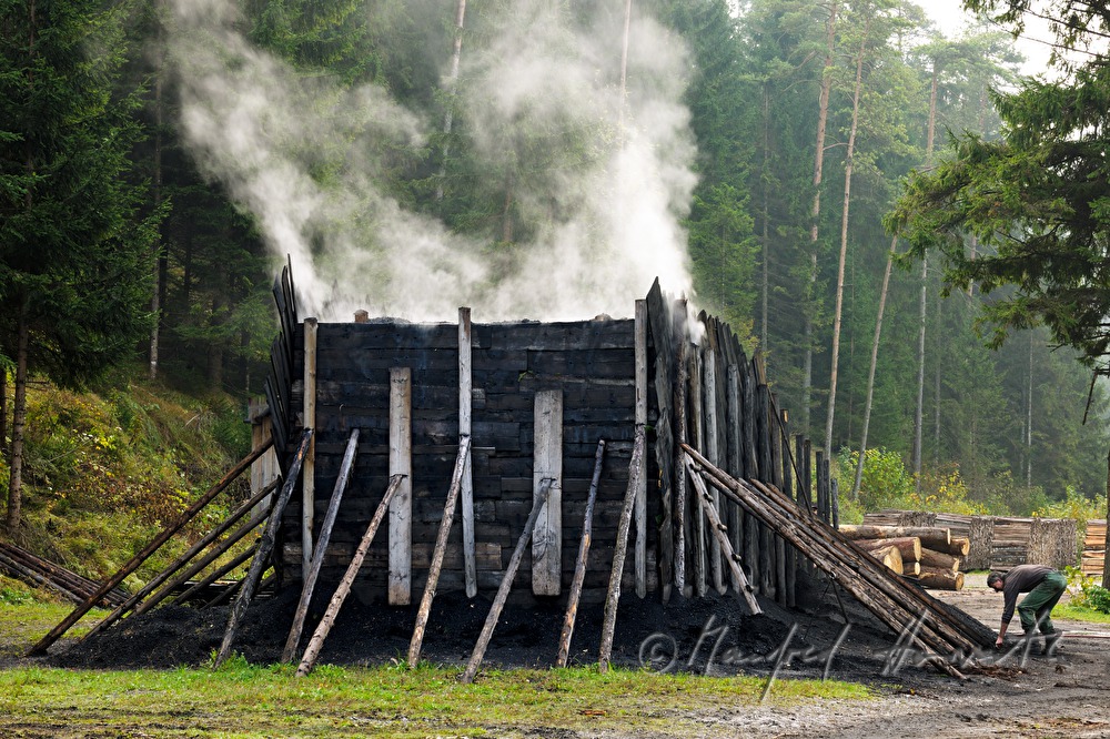 Holzkohleherstellung bei der Köhlerei Wieser