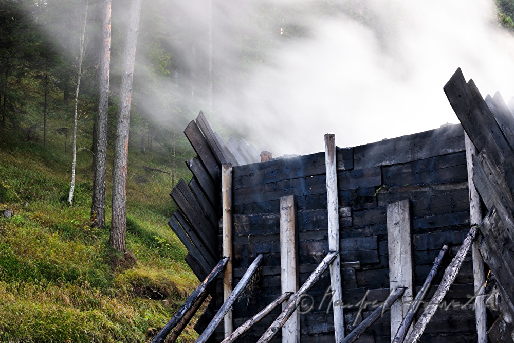 Holzkohleherstellung bei der Köhlerei Wieser