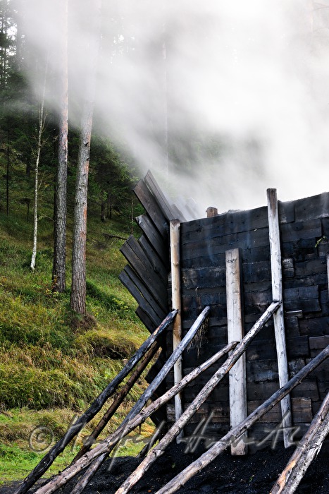 Holzkohleherstellung bei der Köhlerei Wieser