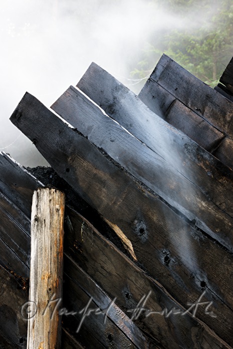 Holzkohleherstellung bei der Köhlerei Wieser