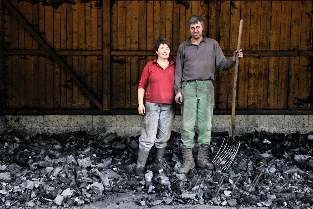 Holzkohleherstellung bei der Köhlerei Wieser