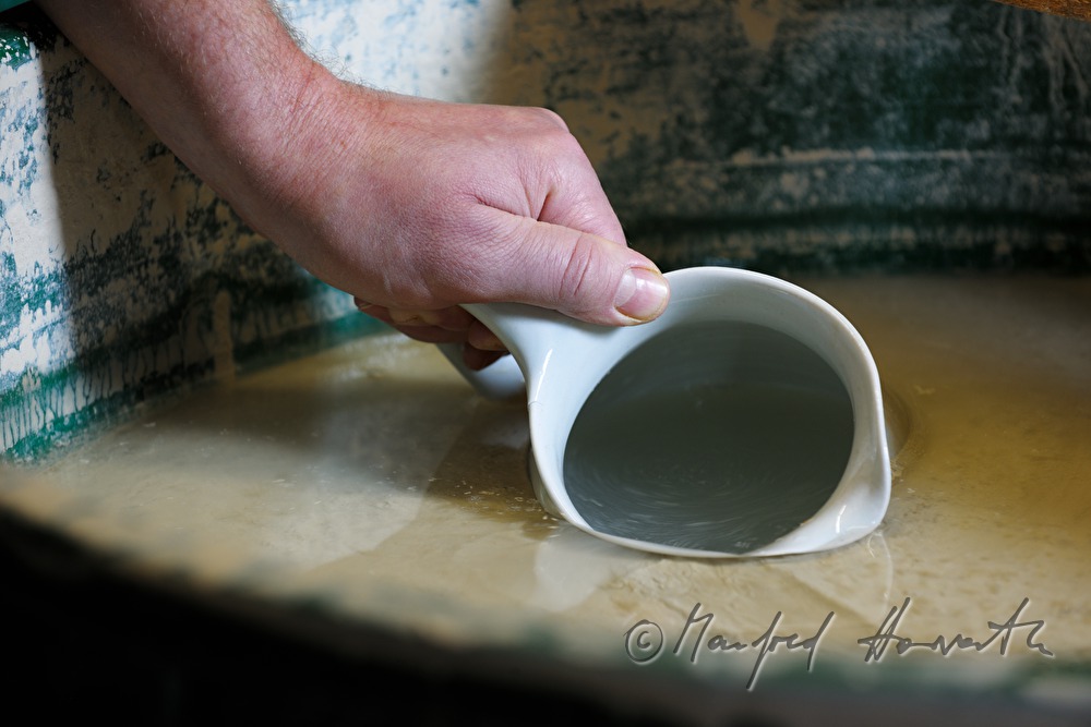 Abschöpfen von Wasser aus dem Lehmfass