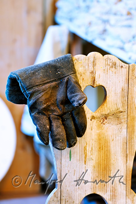 feuerfeste Handschuhe auf einem Sessel