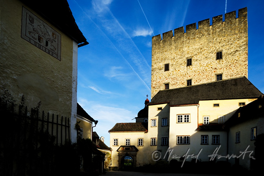 Innenhof und Burgmauer