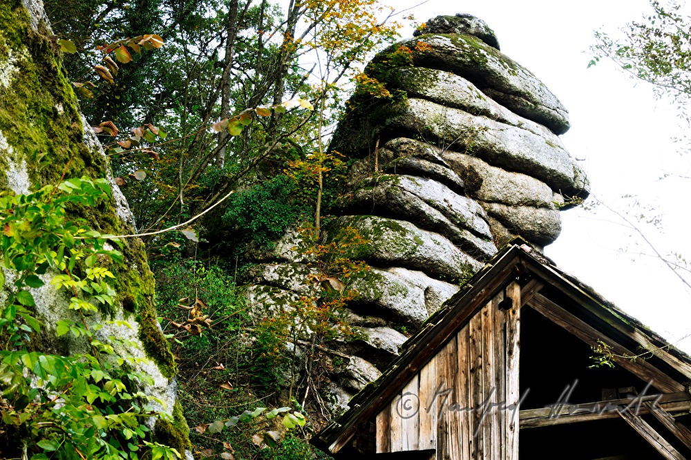 wollsackverwitterter Granit und Scheunendach