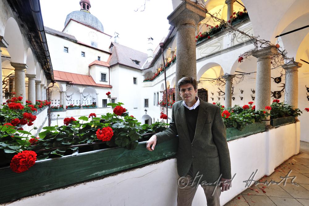 Schlossbesitzer im Arkadenhof mit Jagdtrophäen
