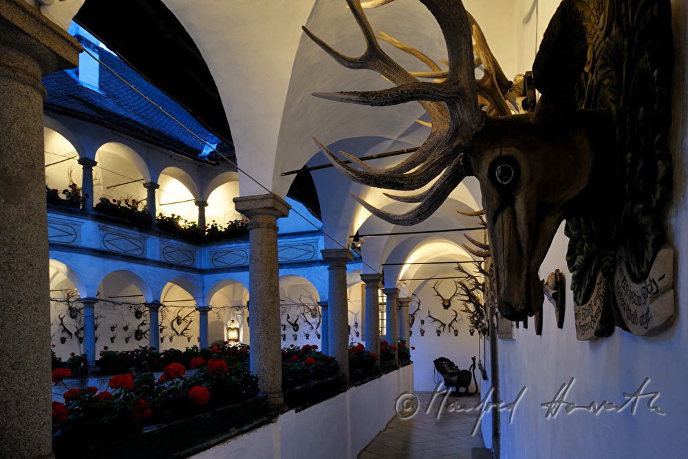 Arkadenhof mit Jagdtrophäen