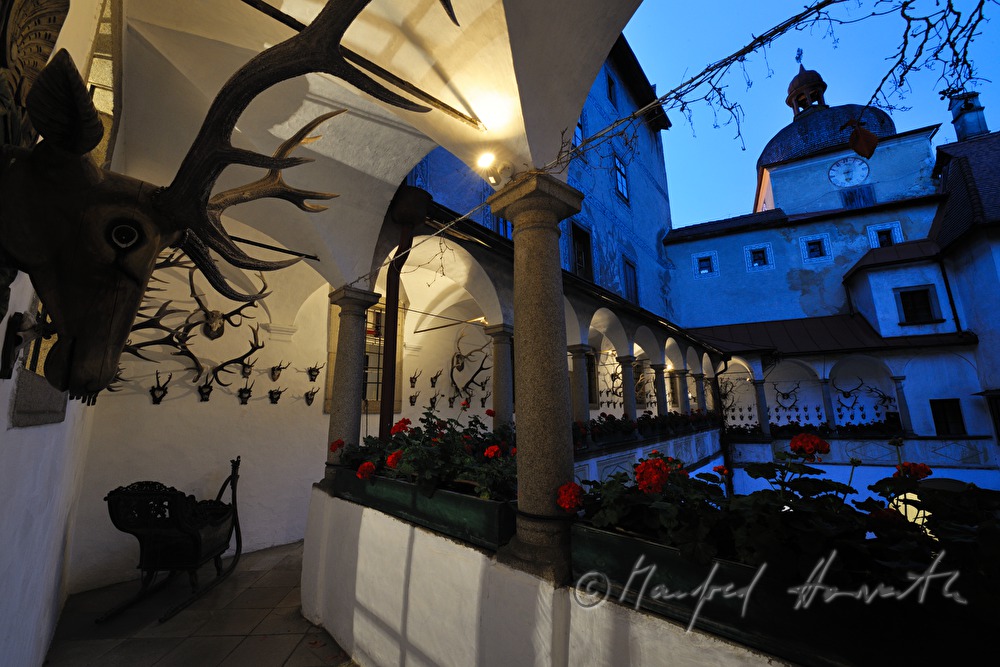 Arkadenhof mit Jagdtrophäen