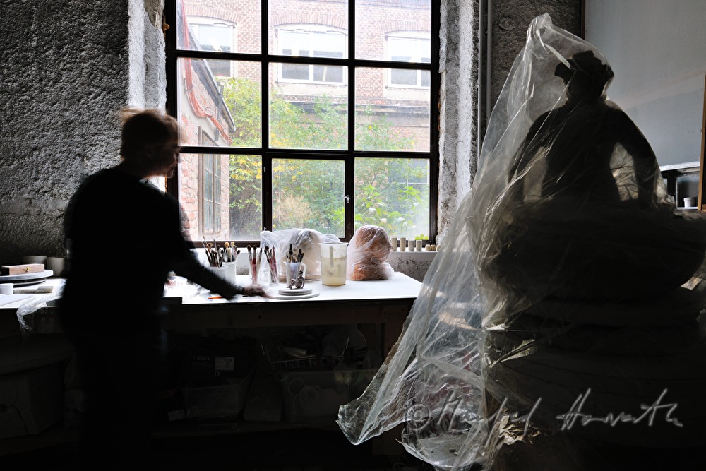 Keramikerin Gundi Dietz in ihrem Atelier