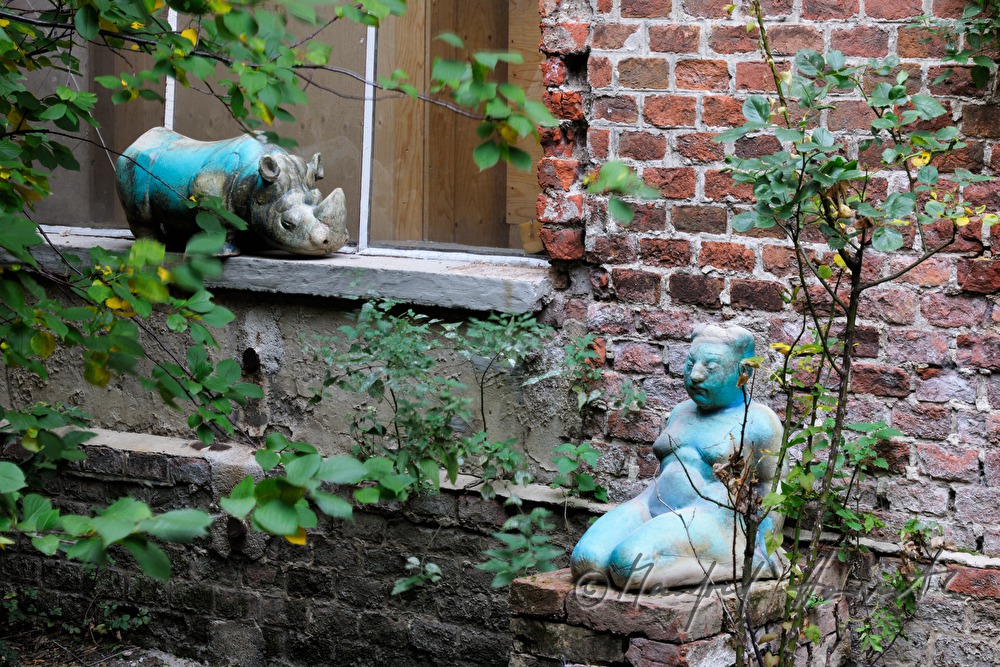 Skulpturen vor dem Atelier der Keramikerin Gundi Dietz